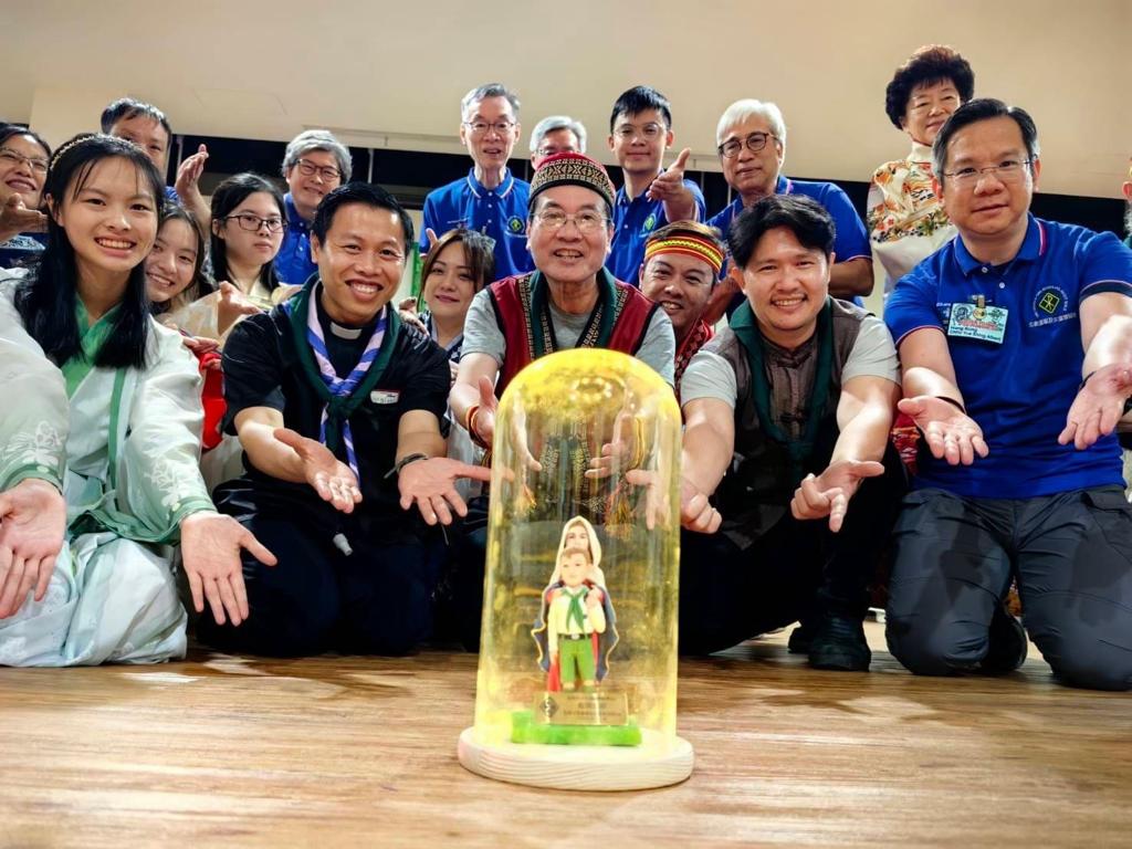 Gift to Taiwan team - Virgin Mary with Hong Kong Scout !